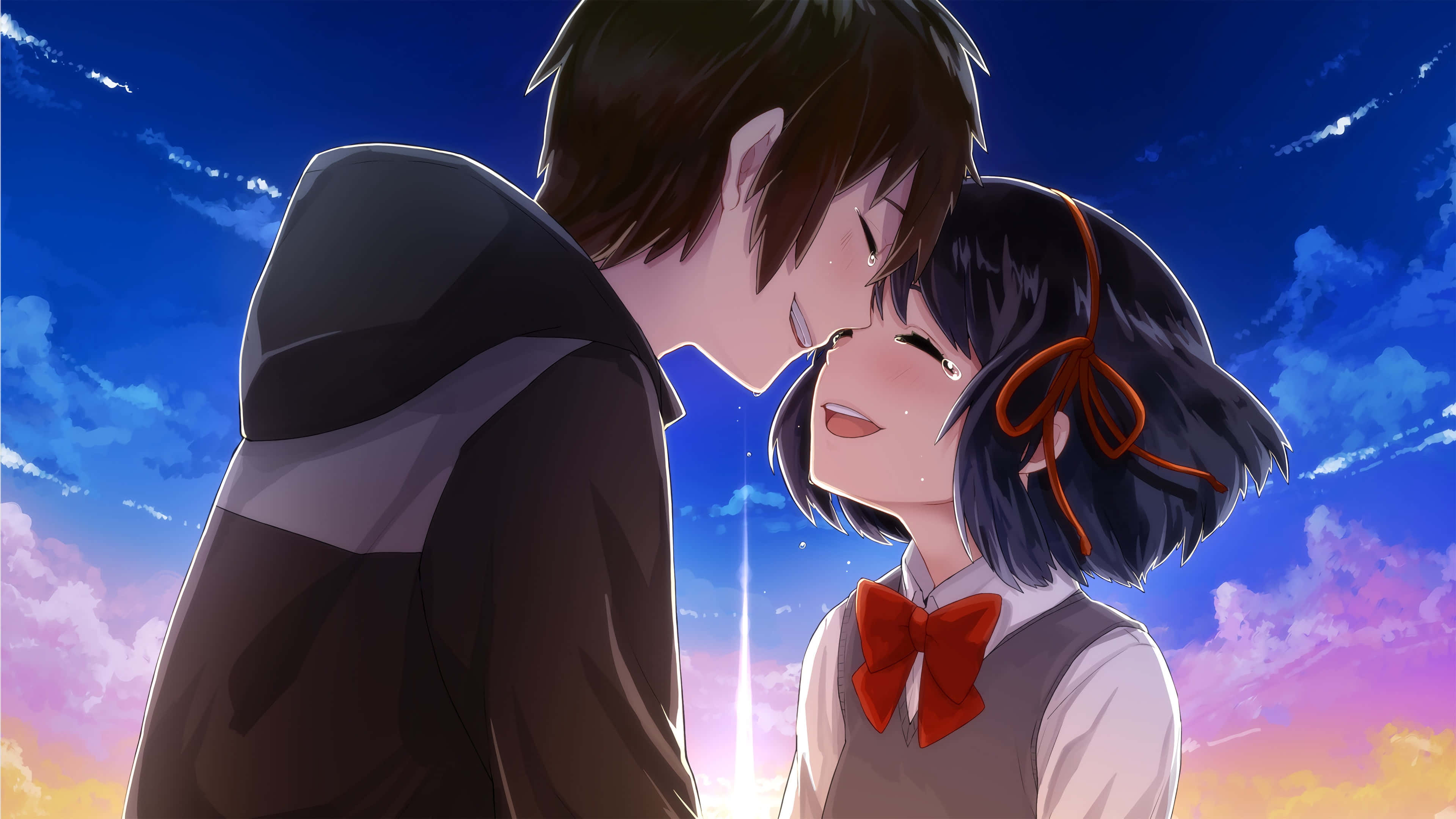 4K Love 桌布 壁紙 — 兩個動畫青少年在充滿活力的暮色天空下，伴隨著柔軟的雲朵和發光的光束，分享著溫柔的時刻。
