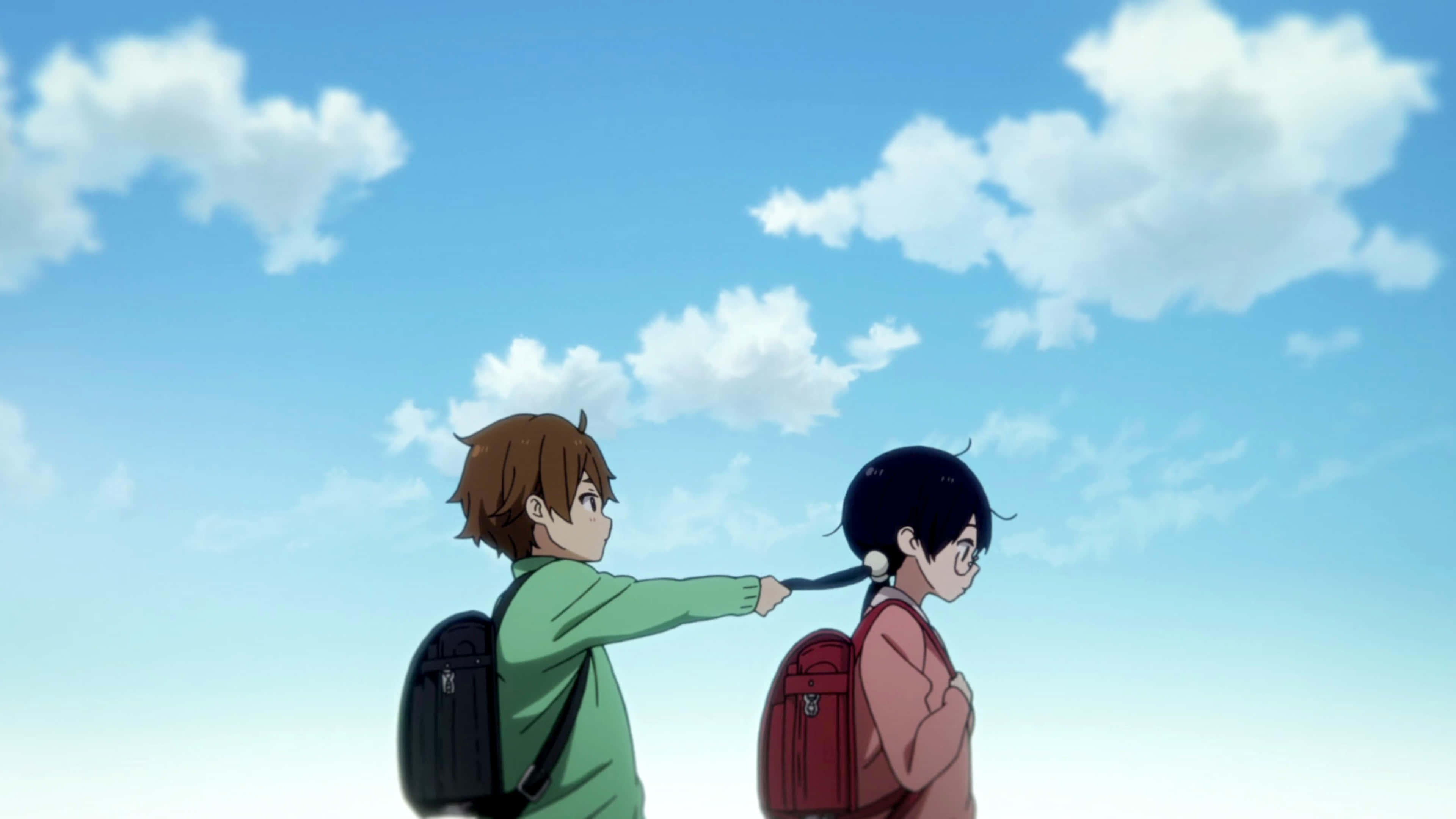 Love Story 桌布 壁紙 — 兩個動畫青少年在明亮的藍天下並肩而行，天空中有蓬鬆的白雲，其中一人輕輕拉著另一人的馬尾辮。