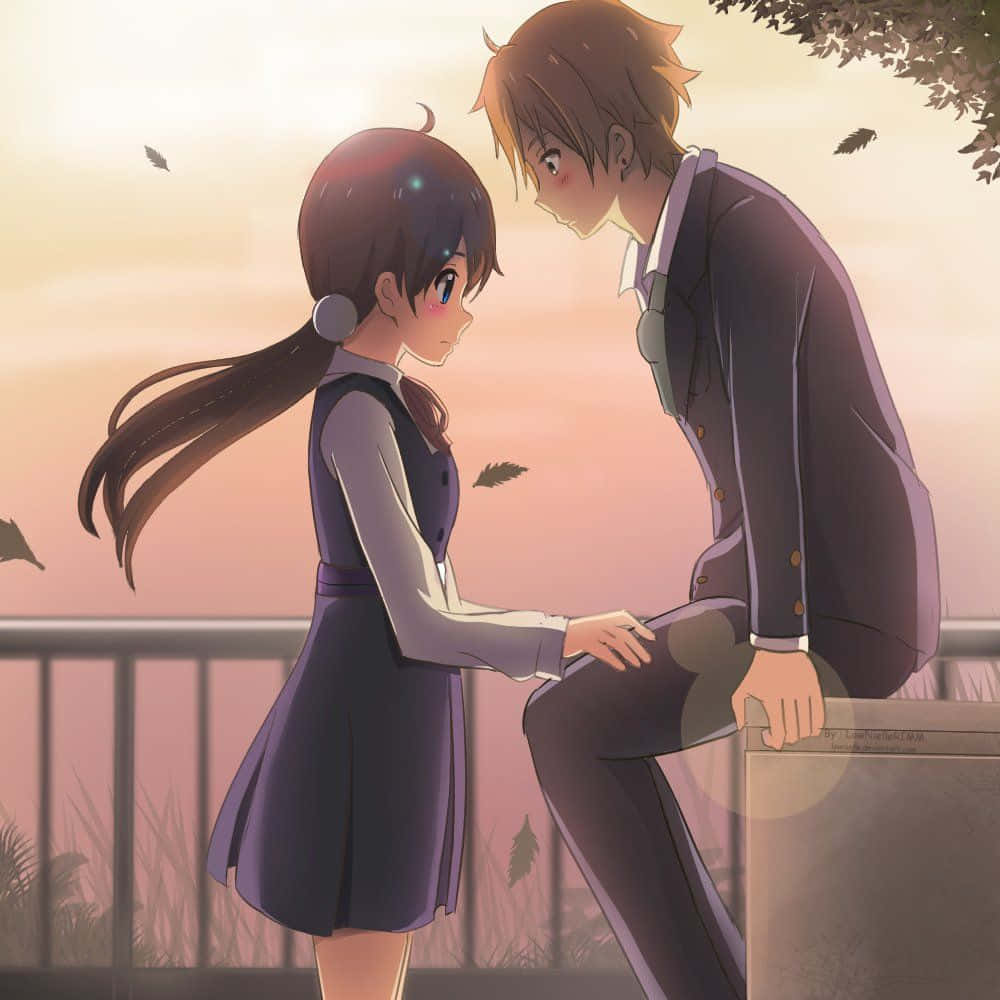 Love Story 桌布 壁紙 — 兩個動畫青少年在柔和嘅日落天空同落葉背景下拖住手，分享一個溫柔嘅時刻。