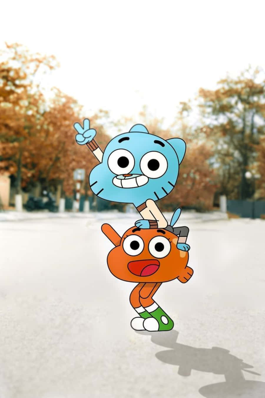 Gumball And Darwin 桌布 壁紙 — 兩個卡通人物，一個藍色一個橙色，在街上愉快地擺姿勢，背景有秋天的樹木。