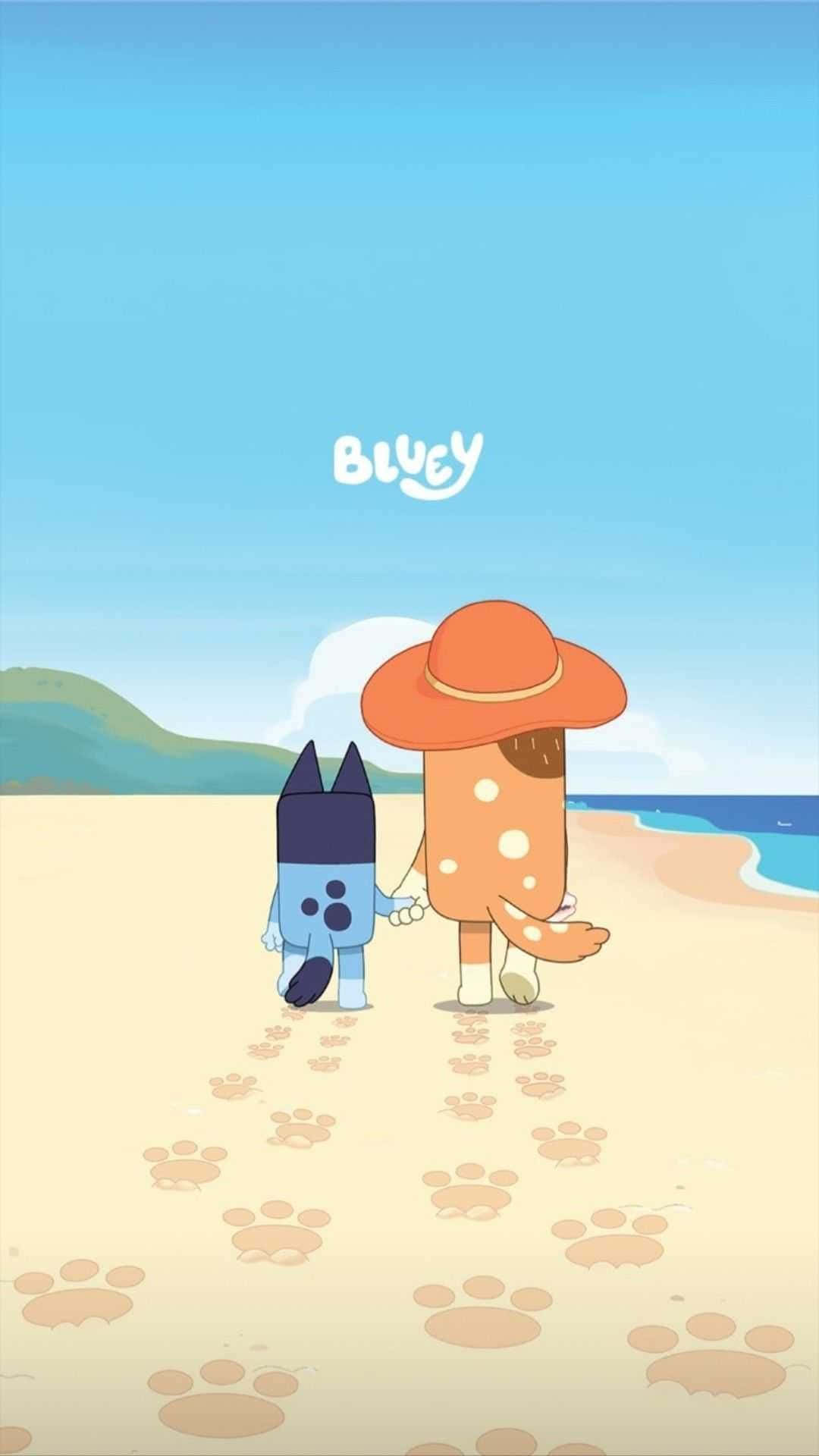 Bluey 桌布 壁紙 — 兩個卡通人物手拖手沿著沙灘漫步，在晴朗的藍天下留下腳印。