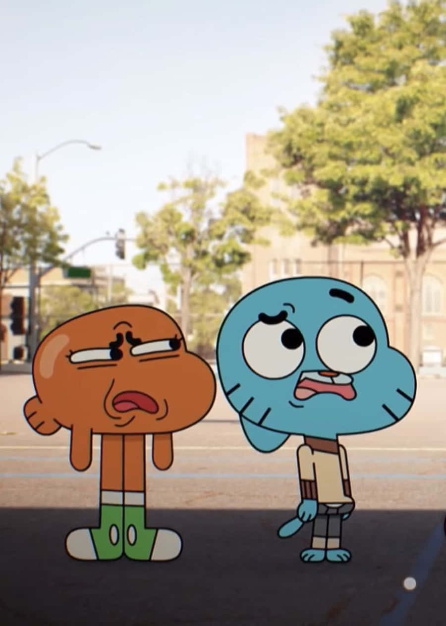 Gumball And Darwin 桌布 壁紙 — 兩個卡通人物站在陽光明媚的街道上，一個惱怒，另一個震驚，背後有樹木和建築物。