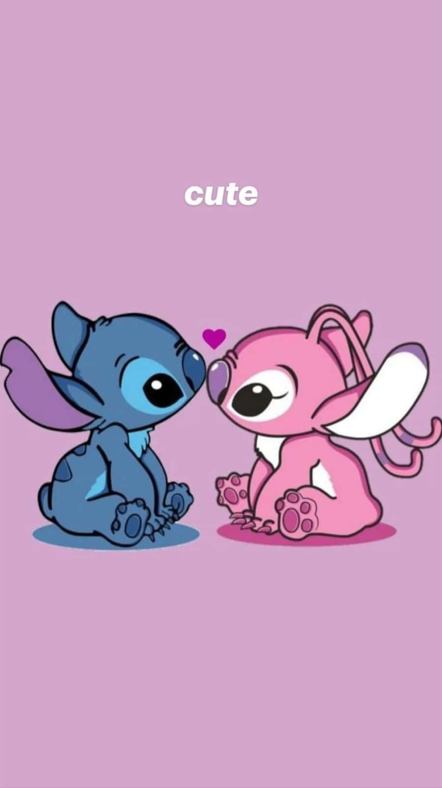 Love Stitch And Angel 桌布 壁紙 — 兩個卡通外星人，藍色史迪仔和粉紅色安琪，面對面坐著，中間有一個心形，背景是柔和的粉紅色。