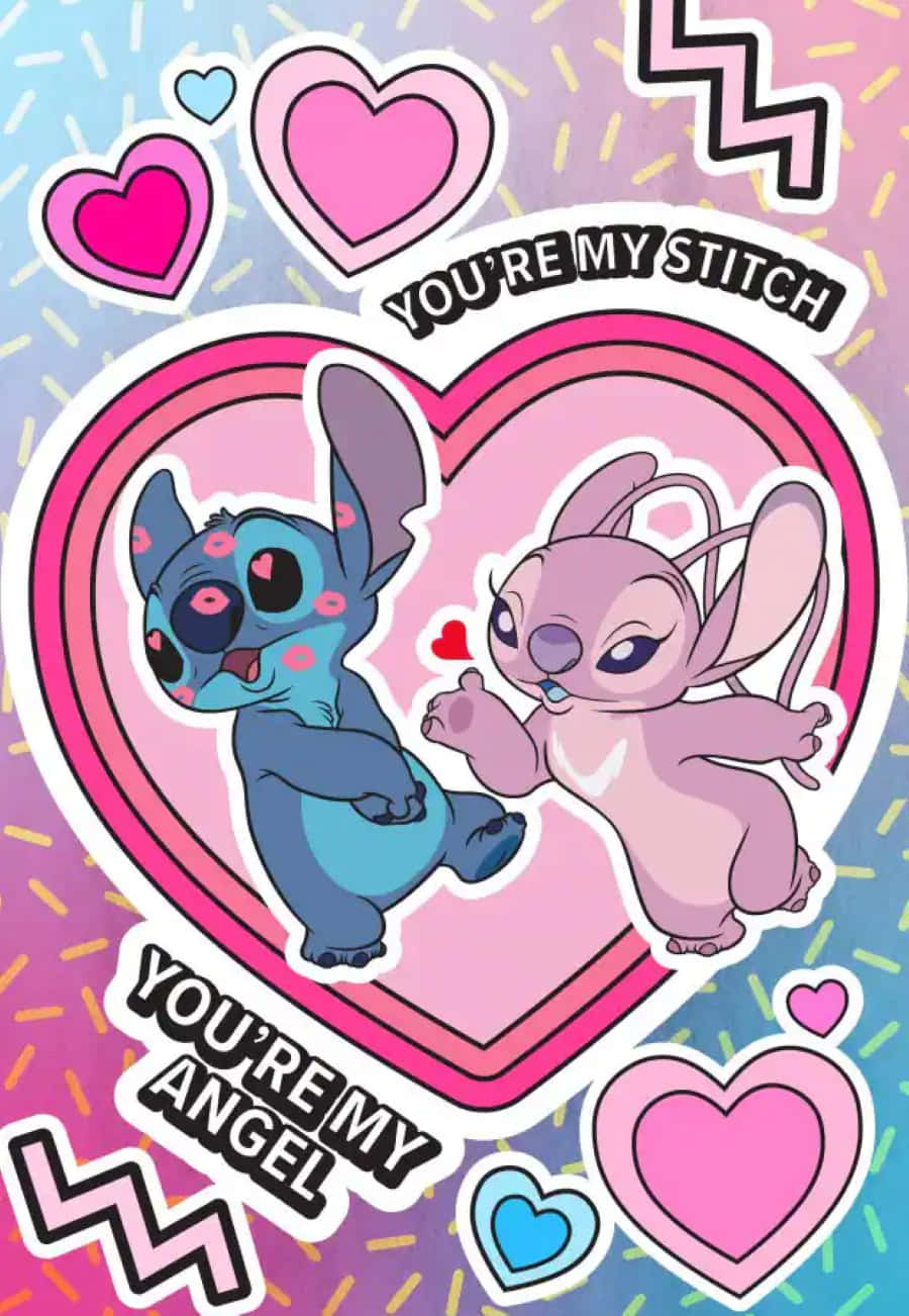 Love Stitch And Angel 桌布 壁紙 — 兩個卡通外星人喺心形框入面，周圍係心形同閃閃發光嘅五彩紙屑，仲有浪漫嘅文字。
