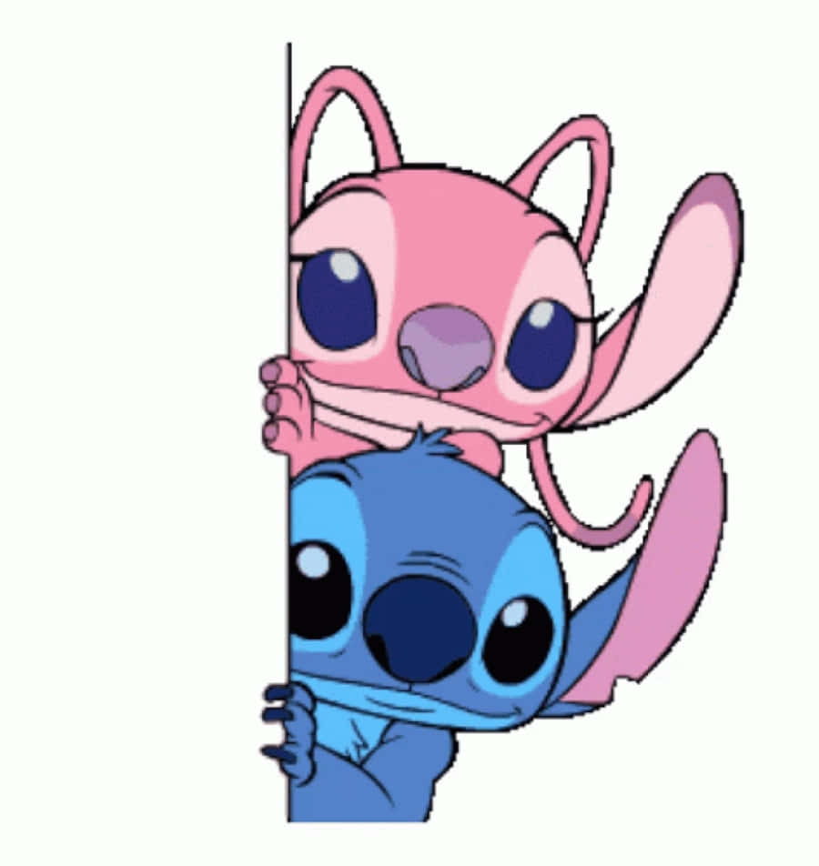 Love Stitch And Angel 桌布 壁紙 — 兩個卡通外星人從角落探頭張望，一個粉紅色，一個藍色，有大眼睛和頑皮的表情。
