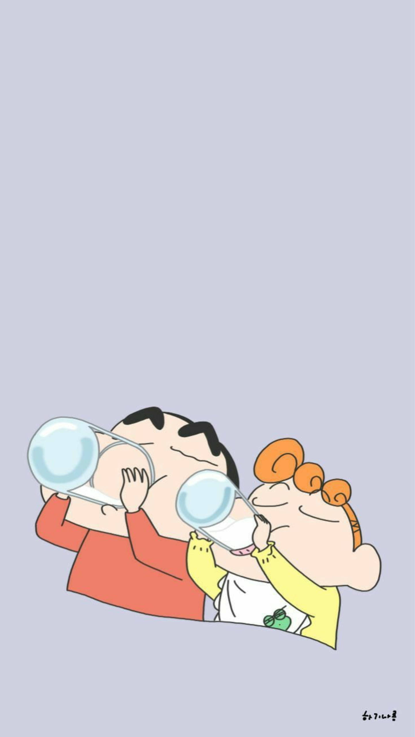 shinchan 桌布 壁紙 — 兩個卡通小孩喺純淺紫色背景前開心噉用大透明樽飲嘢。