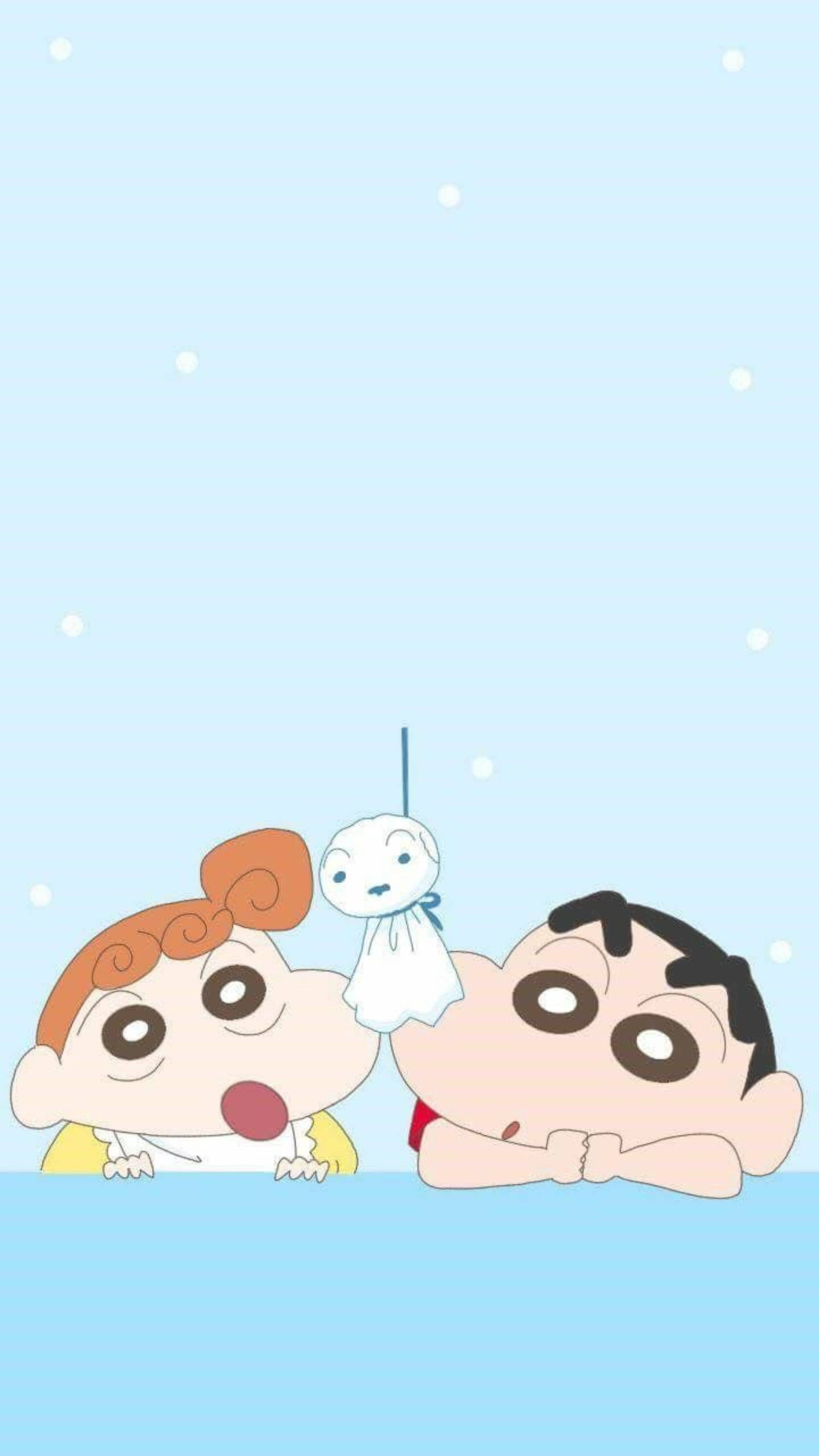 shinchan 桌布 壁紙 — 兩個卡通小孩從壁架上方偷看一個在他們之間漂浮的小幽靈，背景是淺藍色的雪天。