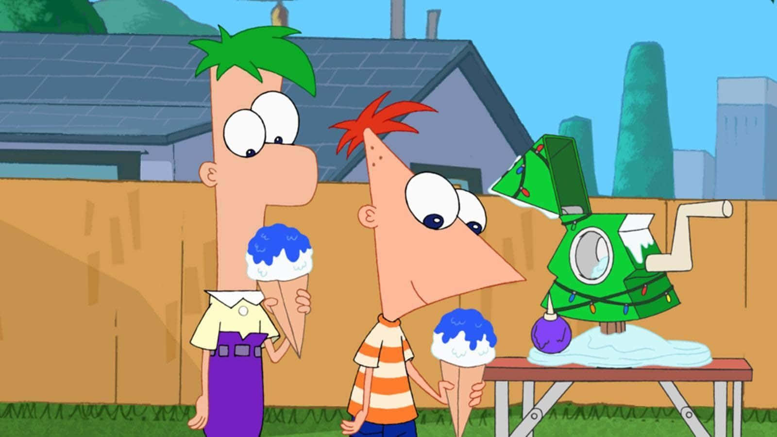 Phineas And Ferb 桌布 壁紙 — 兩個卡通男孩拿著雪糕筒，站在一個打扮成聖誕樹的機械人旁邊，背景是郊區後院。
