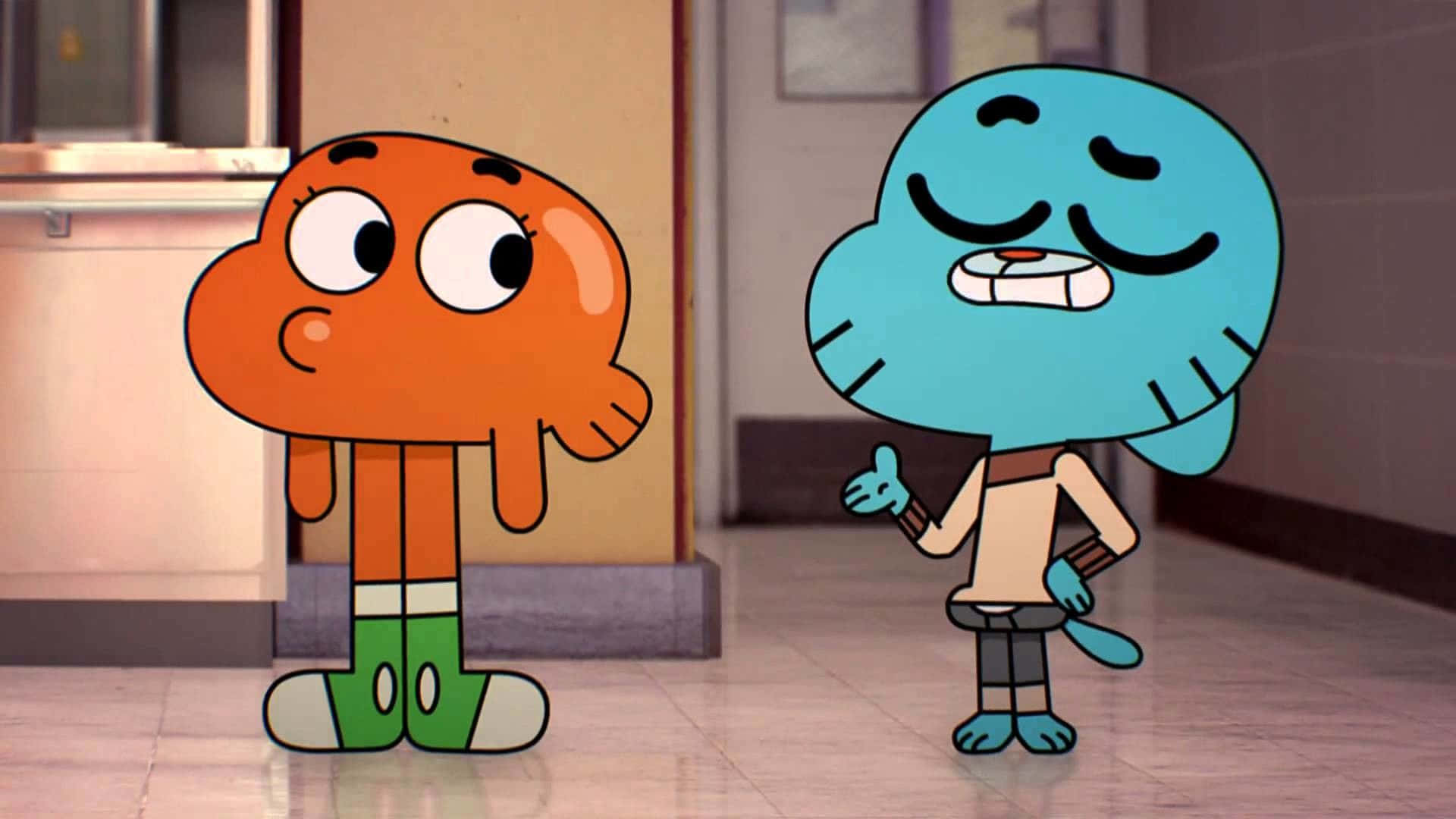 Gumball And Darwin 桌布 壁紙 — 兩個卡通角色，一個橙色和一個藍色，站在走廊裡，表情驚訝和自鳴得意。