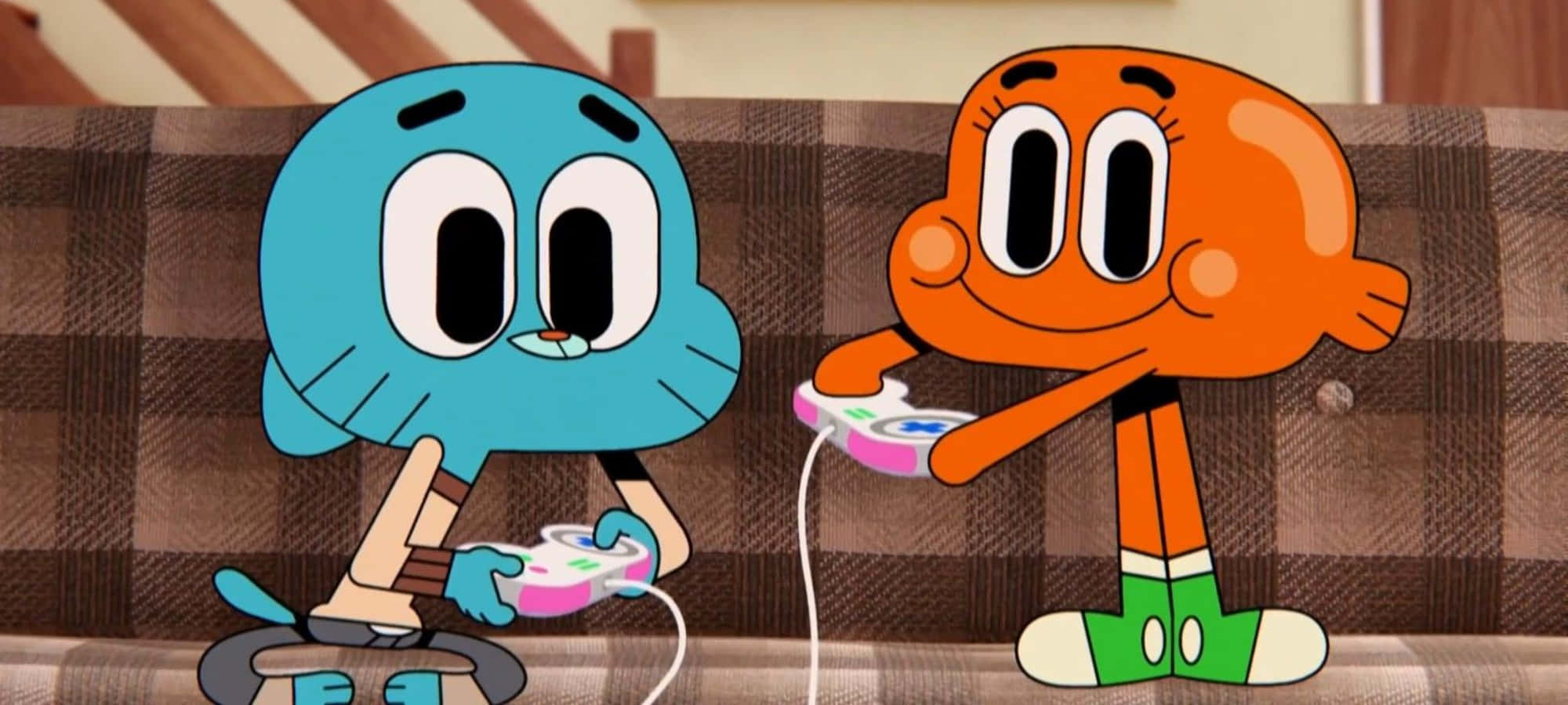 Gumball And Darwin 桌布 壁紙 — 兩個卡通角色，一個藍色一個橙色，坐在格仔梳化上，用粉紅色手掣專注地打機。