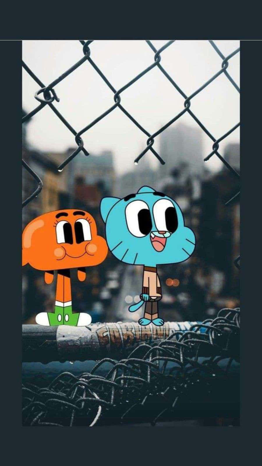 Gumball And Darwin 桌布 壁紙 — 兩個卡通角色企喺城市環境中嘅鐵絲網後面，背景係模糊嘅城市建築物。