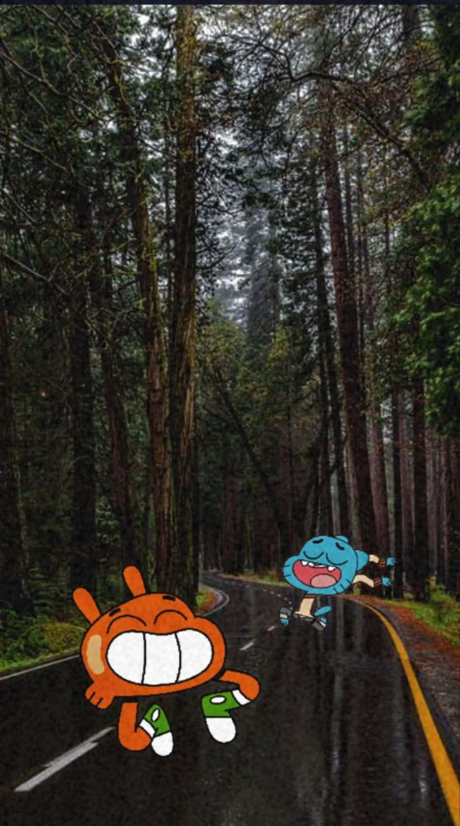 Gumball And Darwin 桌布 壁紙 — 兩個卡通角色喺陰天底下，沿住一條濕漉漉嘅森林路，兩旁有高樹，開心咁跑落去。