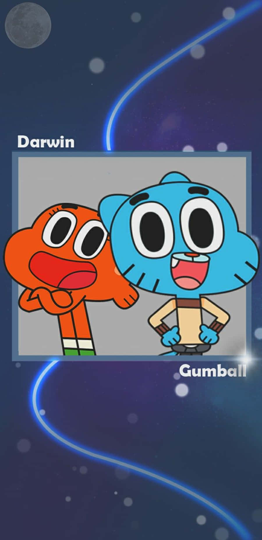 Gumball And Darwin 桌布 壁紙 — 兩個卡通角色達爾文和甘寶在帶有月亮和發光藍色軌跡的宇宙背景前快樂地微笑。