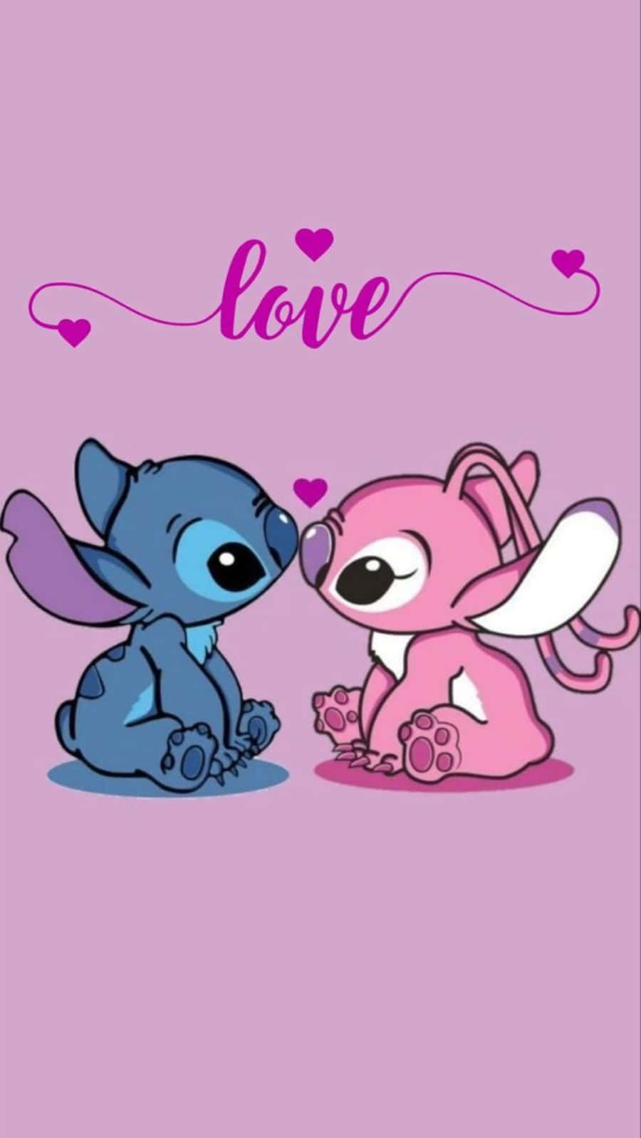 Love Stitch And Angel 桌布 壁紙 — 兩個可愛嘅卡通外星人，藍色同粉紅色，喺柔和粉紅色背景前面對面坐，周圍有心形圖案。