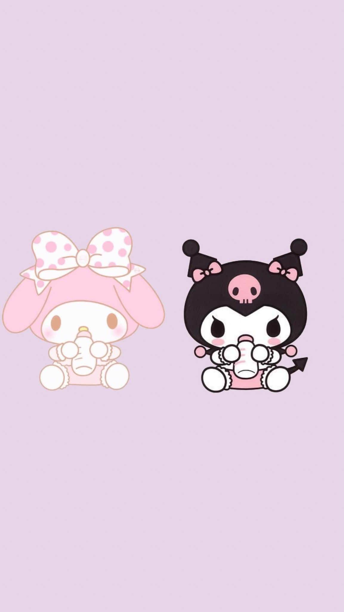 Kuromi And My Melody 桌布 壁紙 — 兩個可愛的Sanrio角色My Melody和Kuromi並排坐在柔和的薰衣草背景上。