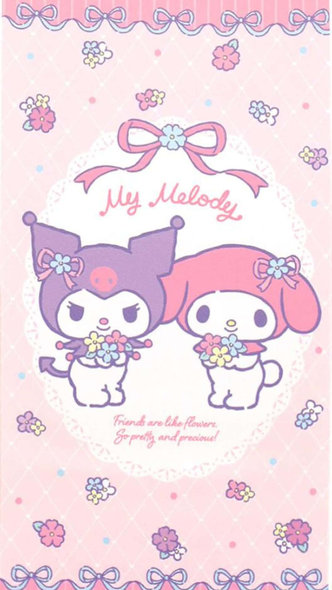 Kuromi And My Melody 桌布 壁紙 — 兩個可愛的Sanrio角色My Melody和Kuromi在粉紅色花卉圖案背景上手持花束。