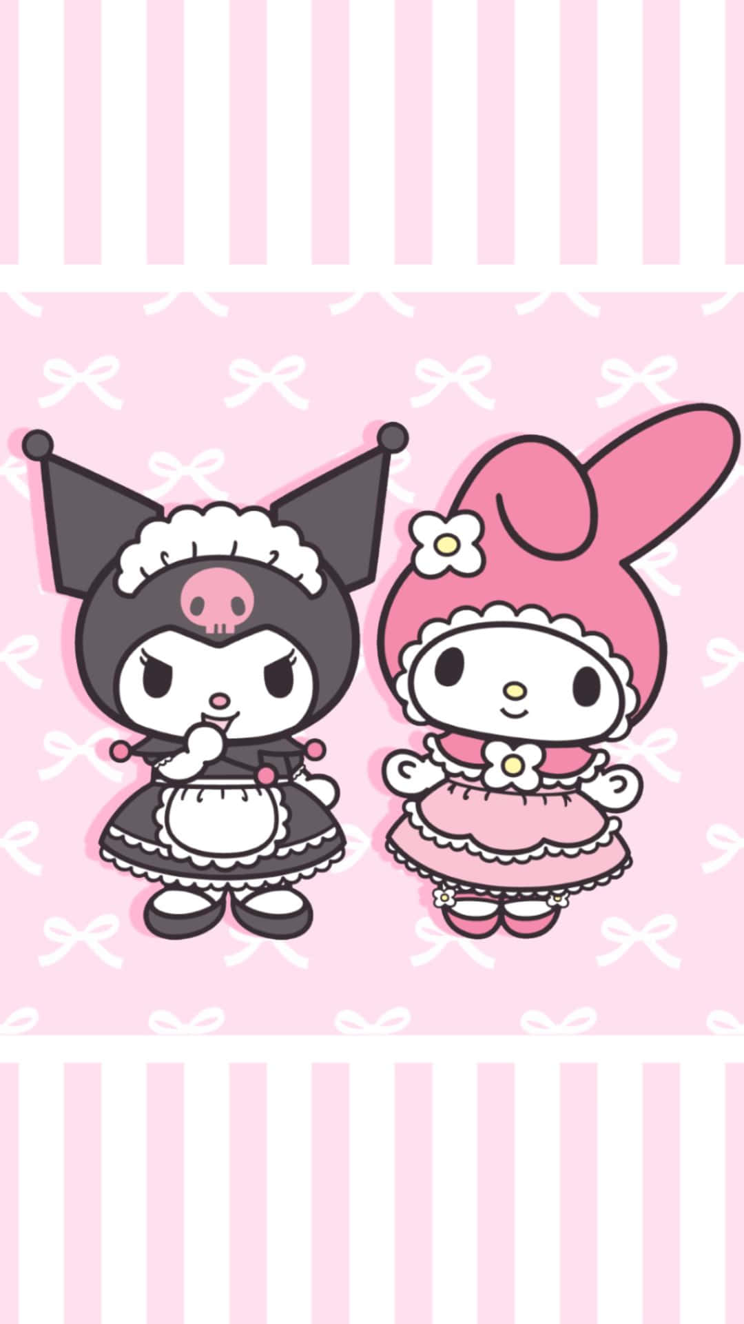 Kuromi And My Melody 桌布 壁紙 — 兩個可愛的動漫角色 Kuromi 和 My Melody 穿著女僕裝和連衣裙，站在粉紅和白色條紋背景前，帶有蝴蝶結圖案。