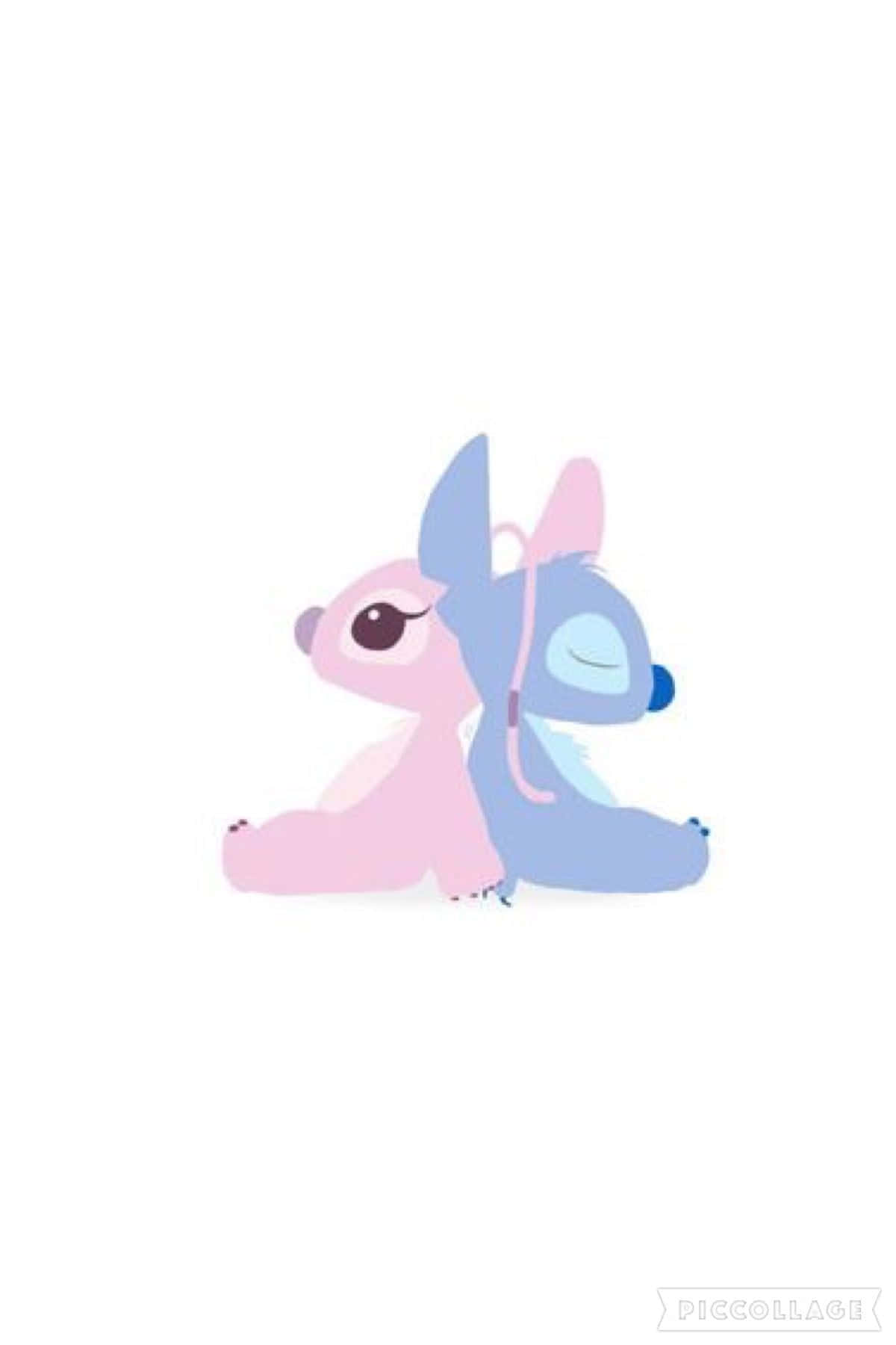 Love Stitch And Angel 桌布 壁紙 — 兩個可愛的卡通外星人，一個粉紅色一個藍色，背對背坐在純白色背景前。