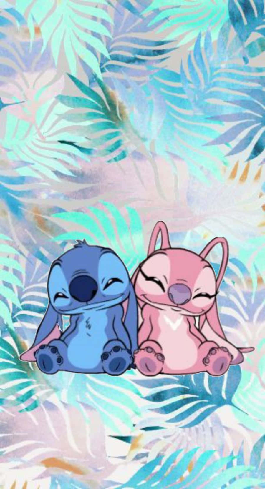 Love Stitch And Angel 桌布 壁紙 — 兩個可愛的卡通外星人在柔和藍色、粉紅色和藍綠色的水彩棕櫚葉背景下依偎在一起。