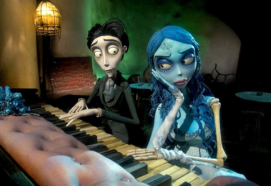 corpse bride 桌布 壁紙 — 兩個哥德式動畫角色坐在鋼琴前，房間光線昏暗，有綠色牆壁和吊燈。