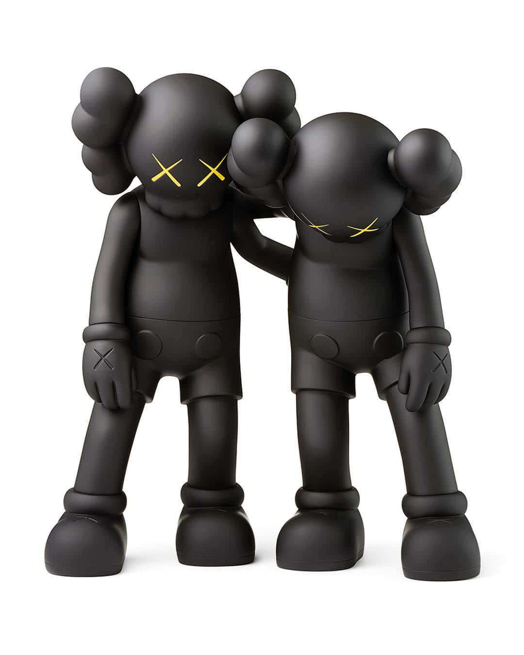 Kaws Bff 桌布 壁紙 — 兩個啞光黑色KAWS公仔，帶有黃色X眼睛，互相靠近站立，一隻手臂搭在對方身上，背景為純白色。