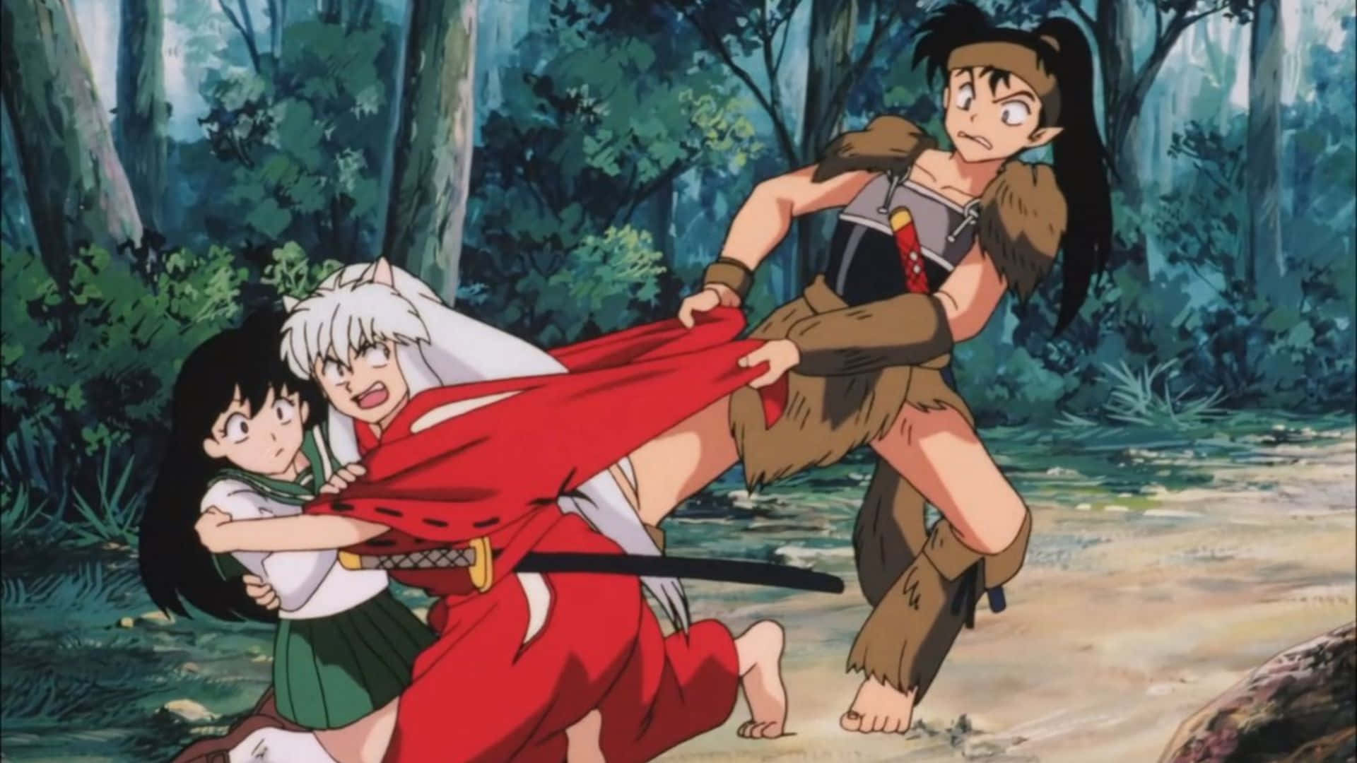 Inuyasha Koga 桌布 壁紙 — 兩個女孩在迷霧森林中努力拉住一個身穿紅衣的惡魔獵人，他正向前猛衝。