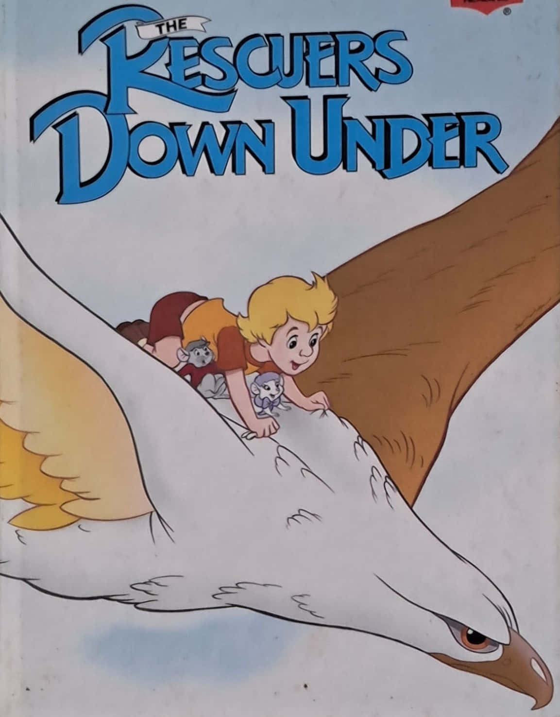 The Rescuers Down Under 桌布 壁紙 — 兩個孩子和兩隻老鼠緊緊抓住一隻翱翔的鷹的背部，背景是淡藍色的天空。
