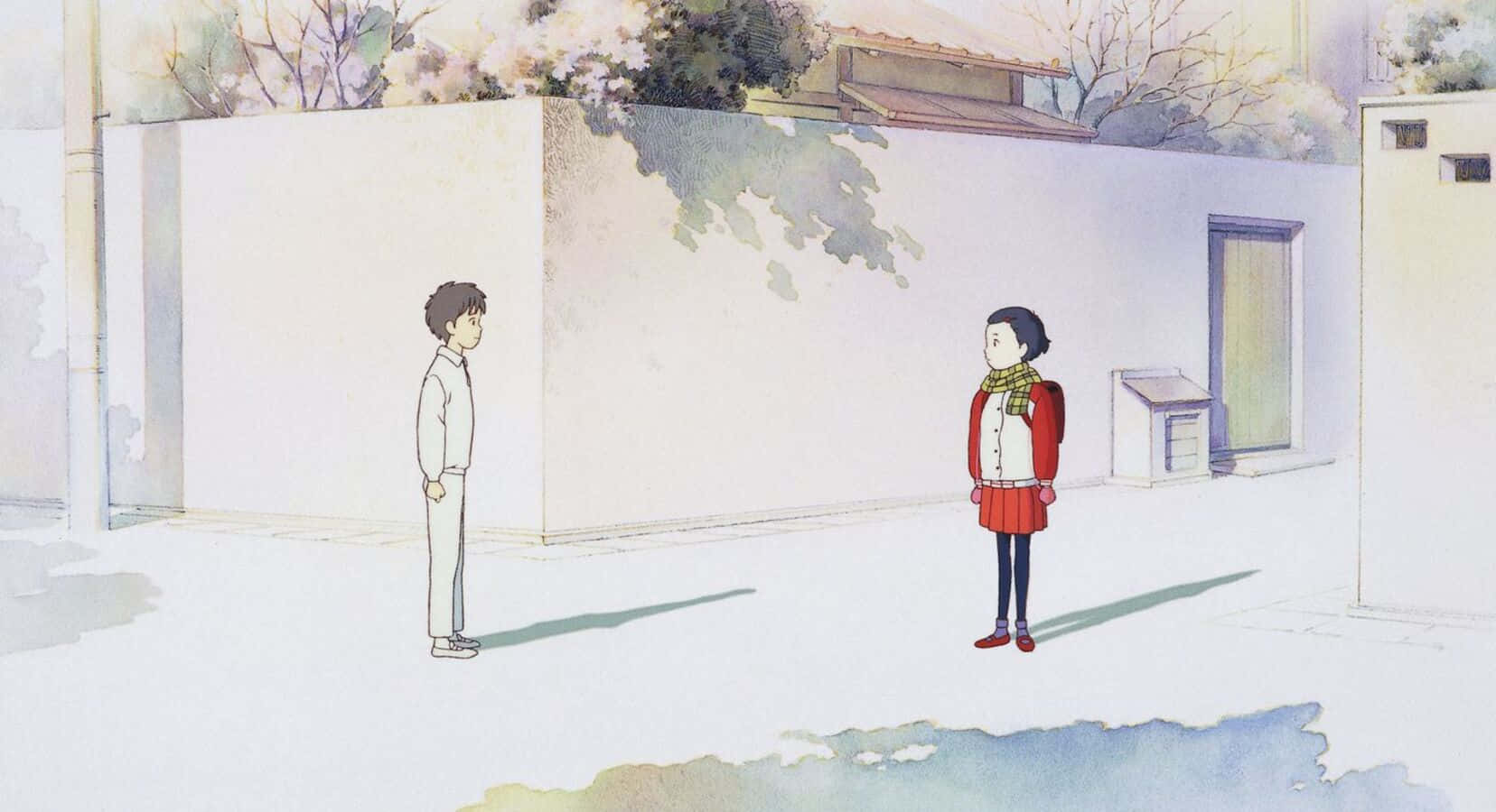 Only Yesterday 桌布 壁紙 — 兩個孩子喺柔和水彩天空下嘅寧靜庭院入面面對面企，周圍有開花嘅樹同白色牆壁。