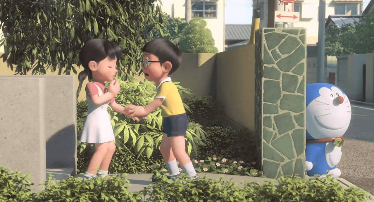 Doraemon 桌布 壁紙 — 兩個孩子在陽光明媚的花園裡手牽手，一隻藍色機械貓在附近觀看。
