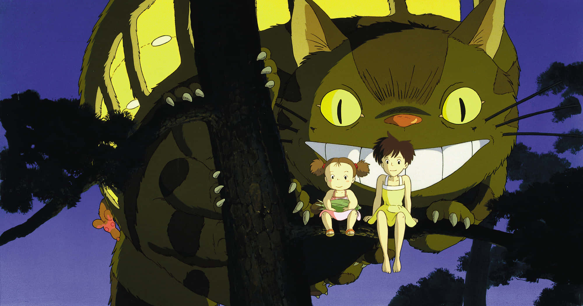 my neighbor totoro 桌布 壁紙 — 兩個孩子平靜地坐在樹枝上，旁邊有一隻眼睛發光的巨型貓科生物，背景是暮色天空。
