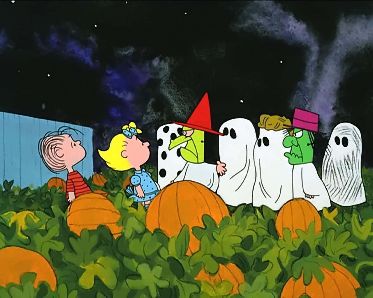 The Great Pumpkin 桌布 壁紙 — 兩個孩子抬頭看著南瓜田裡恐怖的萬聖節鬼魂和女巫，背景是滿天星斗的夜空。