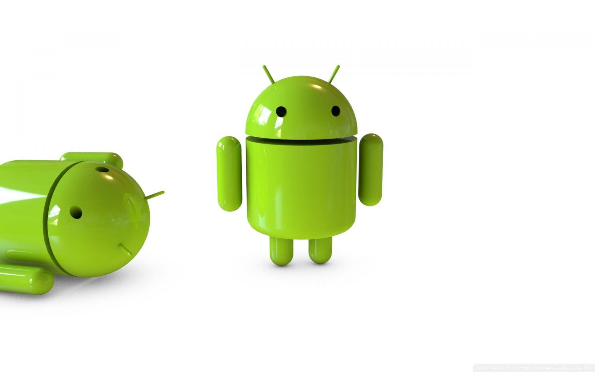 兩個安卓機器人桌面 壁紙 — 兩個光澤綠色Android吉祥物，一個直立，另一個躺下，背景為純白色。