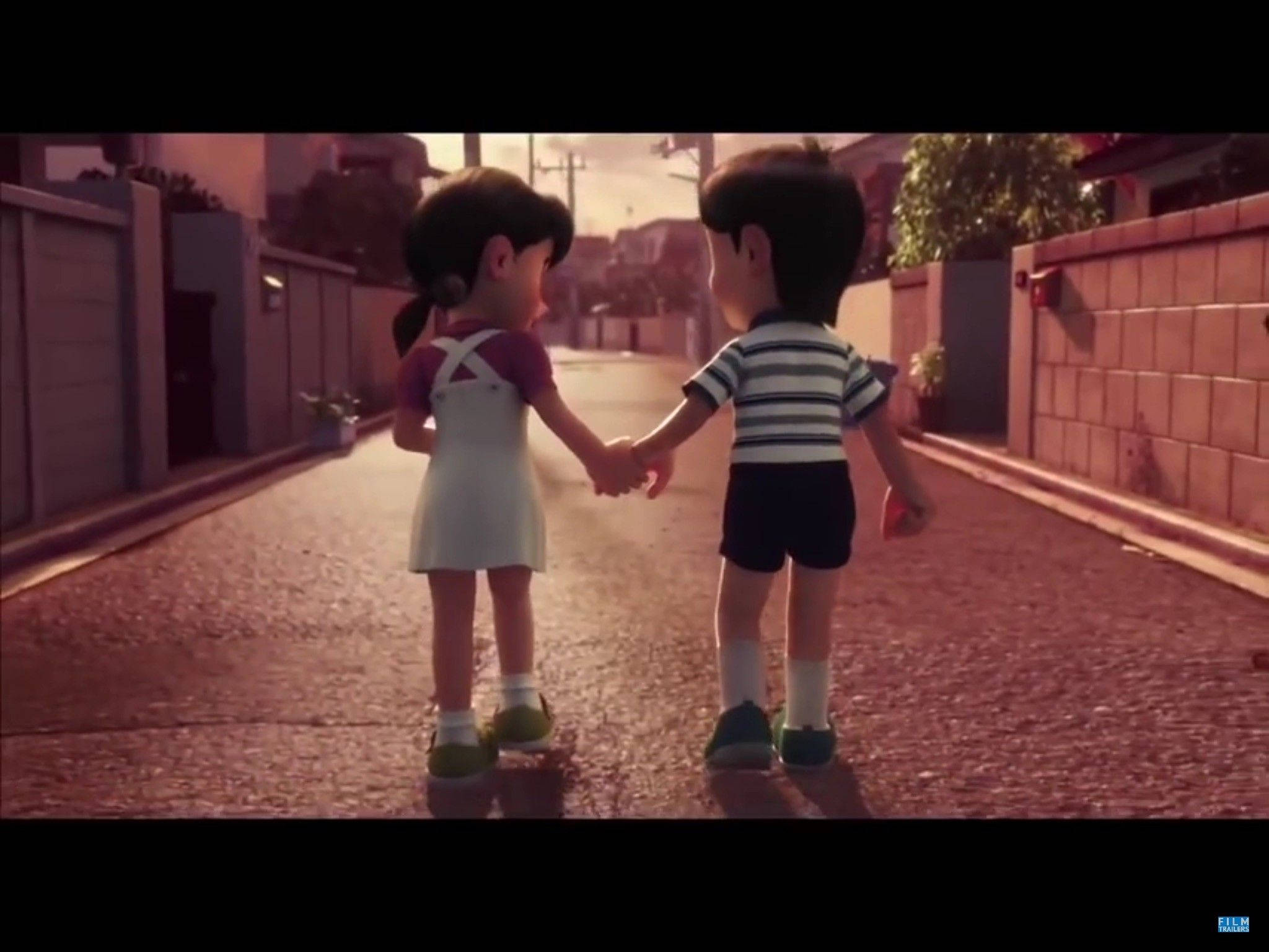 nobita shizuka love 桌布 壁紙 — 兩個小孩手拖手，走在沐浴在溫暖金色夕陽光下的寧靜住宅街道上。