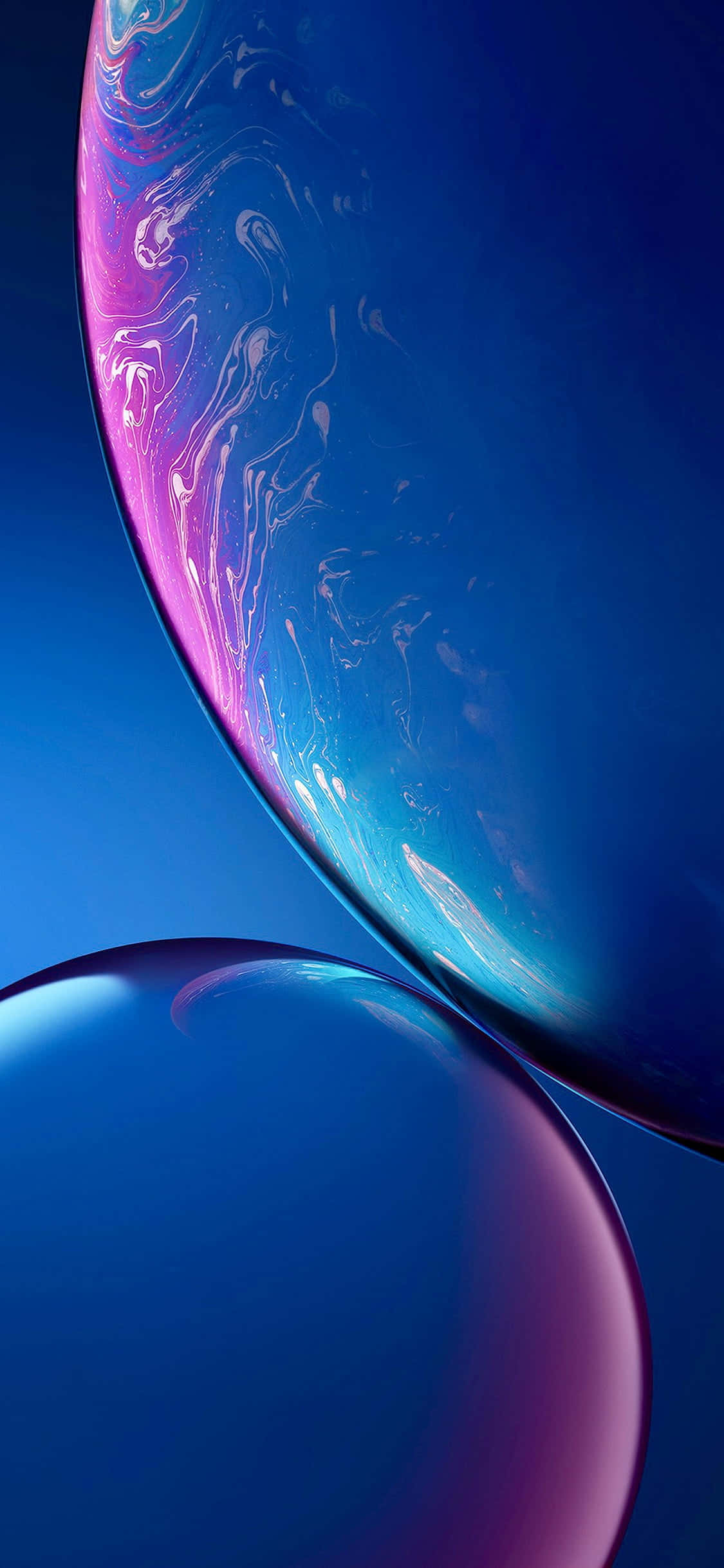 iOS 14 桌布 壁紙 — 兩個帶有旋轉藍色、粉紅色和紫色漸變的光澤球體，漂浮在深藍色背景上。