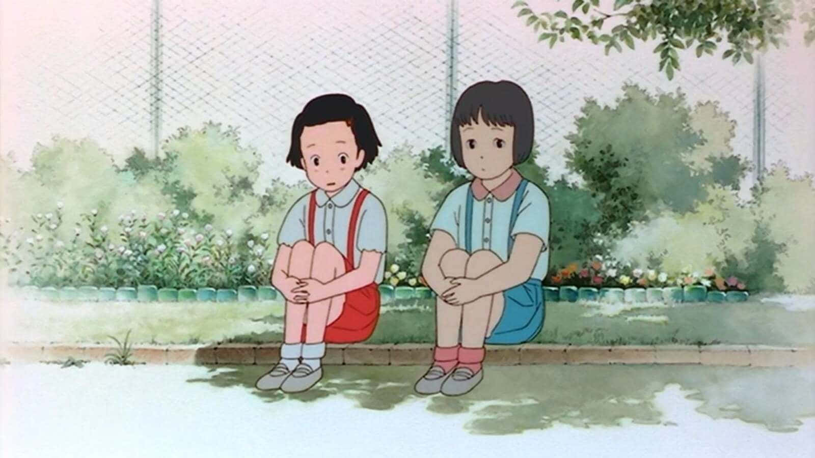 Only Yesterday 桌布 壁紙 — 兩個年輕女孩並排坐在花園邊緣，上方是柔軟的綠色樹葉和鐵絲網圍欄。