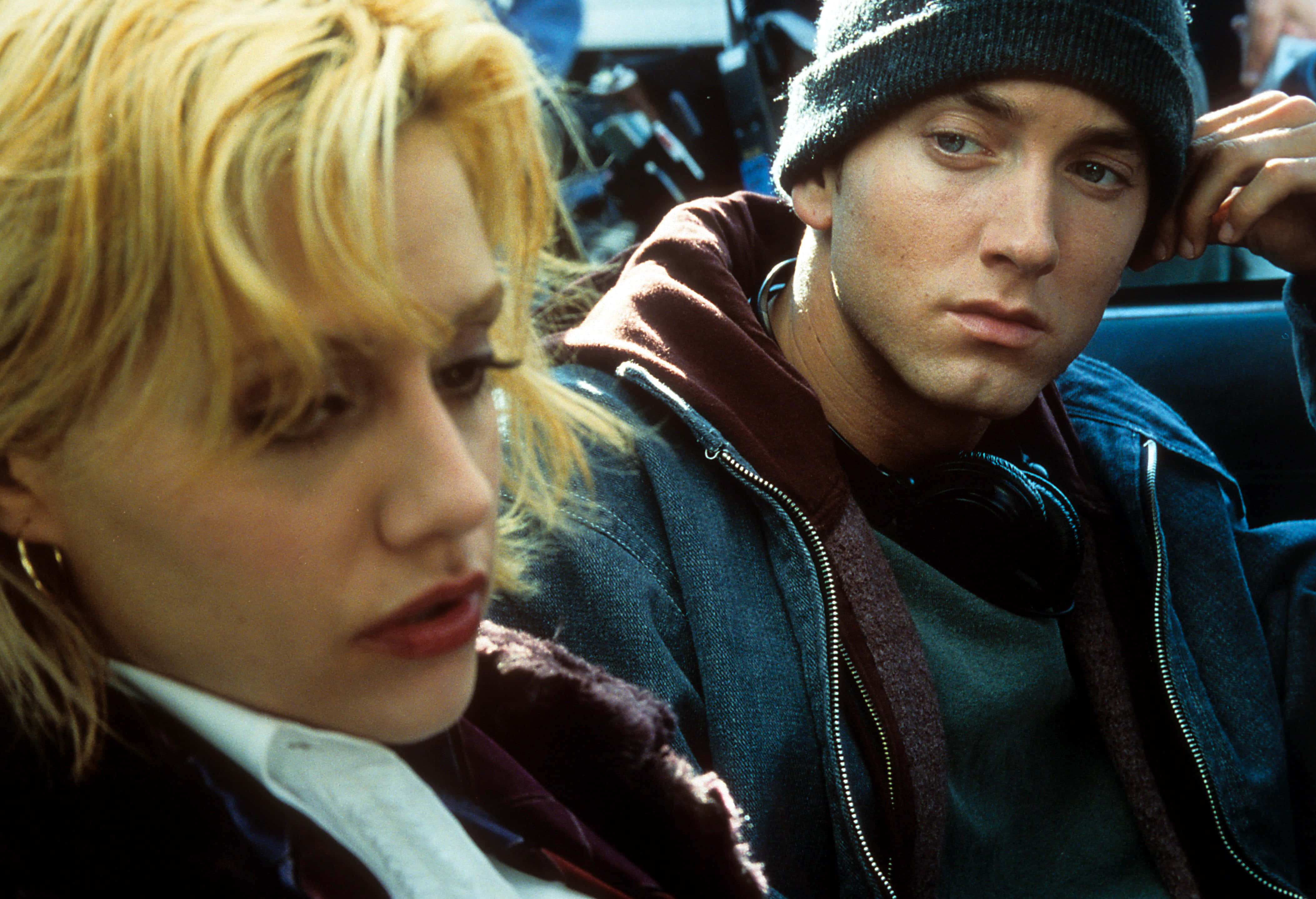 Eminem 桌布 壁紙 — 兩個年輕成年人坐在一起的自然特寫，一個金髮，另一個戴著冷帽和耳機。