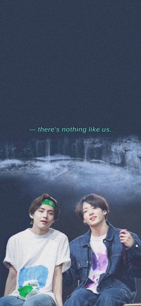 Nothing Like US Taekook BTS 壁紙 — 兩個年輕男子並排坐在黑暗背景前，背景有發光瀑布，文字寫著沒有什麼像我們一樣。