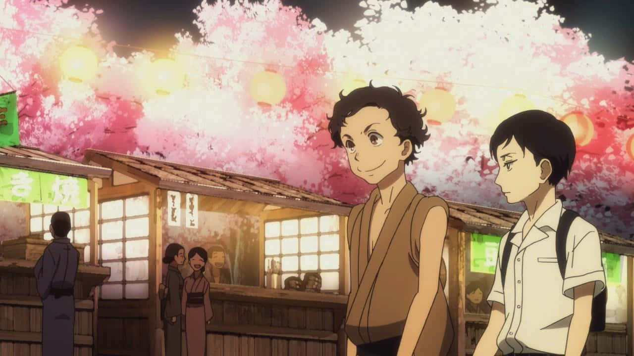 shouwa genroku rakugo shinjuu 桌布 壁紙 — 兩個年輕男子站在熱鬧的日本夜市中，在粉紅櫻花樹冠下，閃爍的燈籠下方。