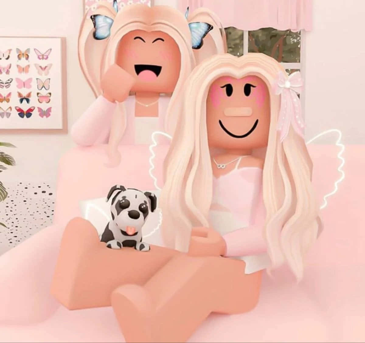 Aesthetic Roblox 桌布 壁紙 — 兩個微笑的Roblox頭像，帶有蝴蝶髮飾和天使翅膀，坐在粉紅色沙發上，旁邊有一隻大麥町幼犬。