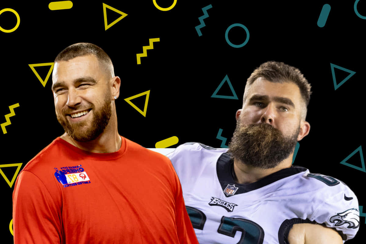Jason Kelce 桌布 壁紙 — 兩個微笑的鬍鬚男，一個穿紅色T恤，另一個穿Eagles球衣，背景為黑色，帶有黃色和藍綠色的幾何形狀。