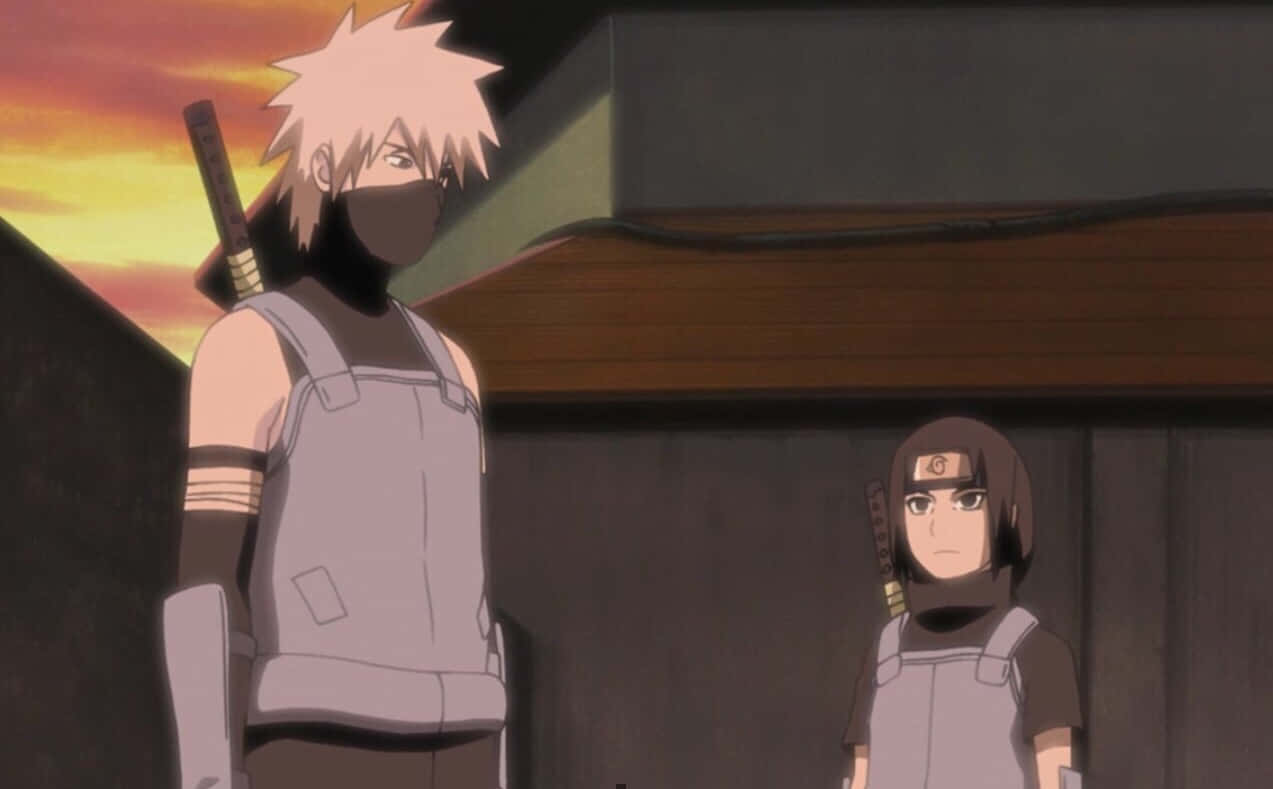 Kakashi And Itachi 桌布 壁紙 — 兩個忍者角色在溫暖的橙色和黃色色調的熾熱日落天空背景下以剪影站立。