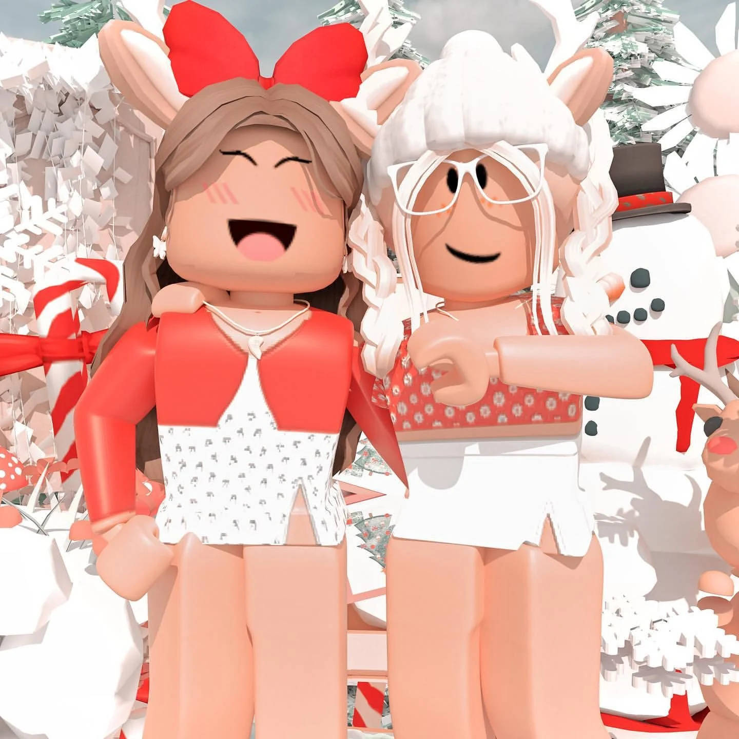 Roblox 桌布 壁紙 — 兩個快樂的Roblox頭像戴著節日馴鹿耳朵，在雪白的糖果杖裝飾中愉快地擺姿勢。