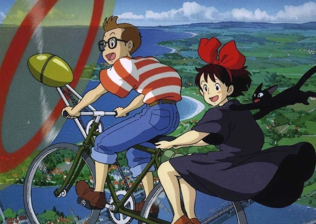 kiki's delivery service 桌布 壁紙 — 兩個快樂的動畫小孩騎著單車穿過充滿活力的鄉村，一隻黑貓坐在他們身後。