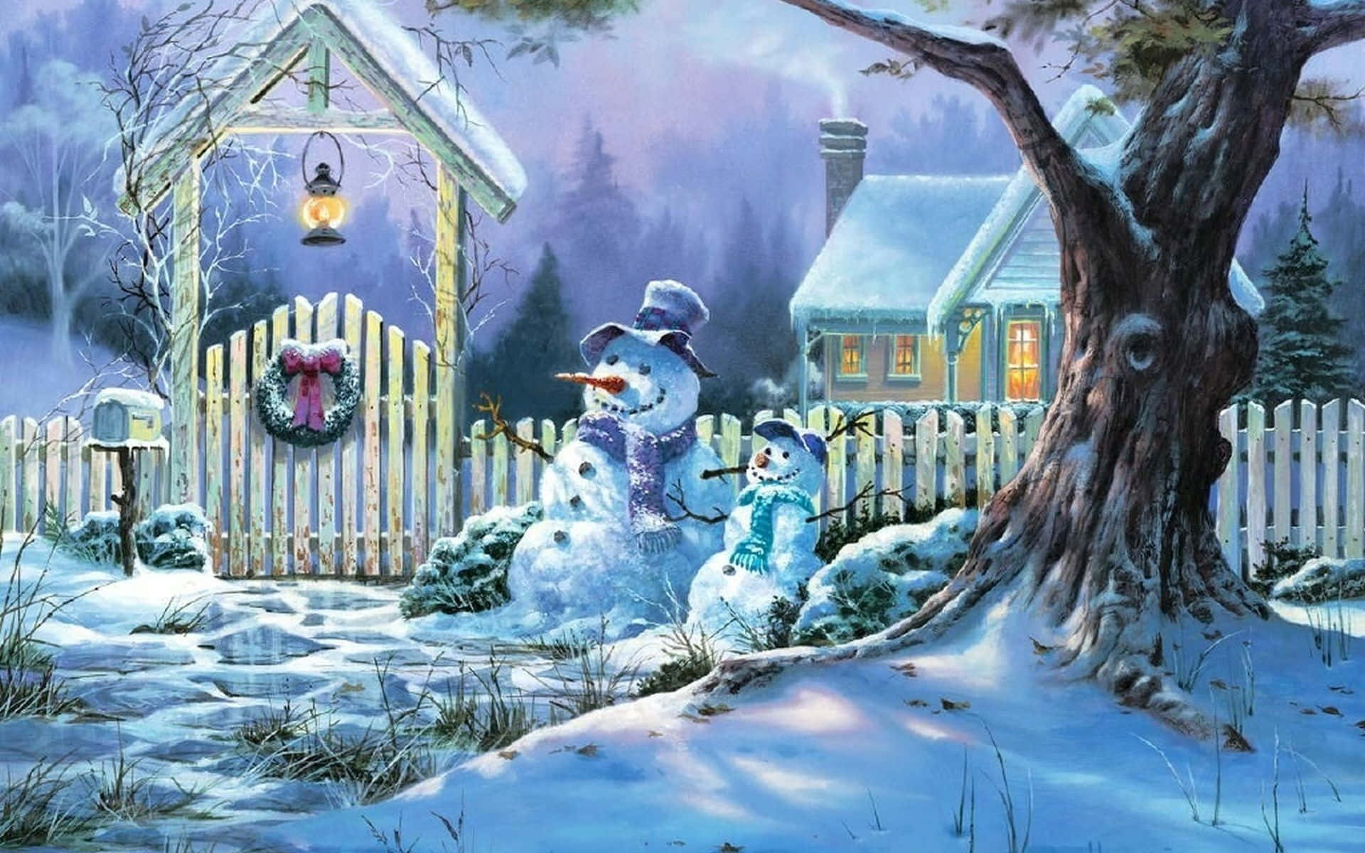 Snowy Christmas 桌布 壁紙 — 兩個快樂的雪人站在一個被雪覆蓋的大門旁，背景中有一盞發光的燈籠和一個舒適的房子。