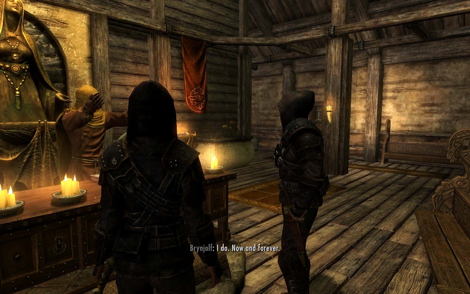 Skyrim Brynjolf 桌布 壁紙 — 兩個戴兜帽的人物站在昏暗的木製大廳中，第三個角色在發光的鏡子和燭光桌旁舉手宣誓。