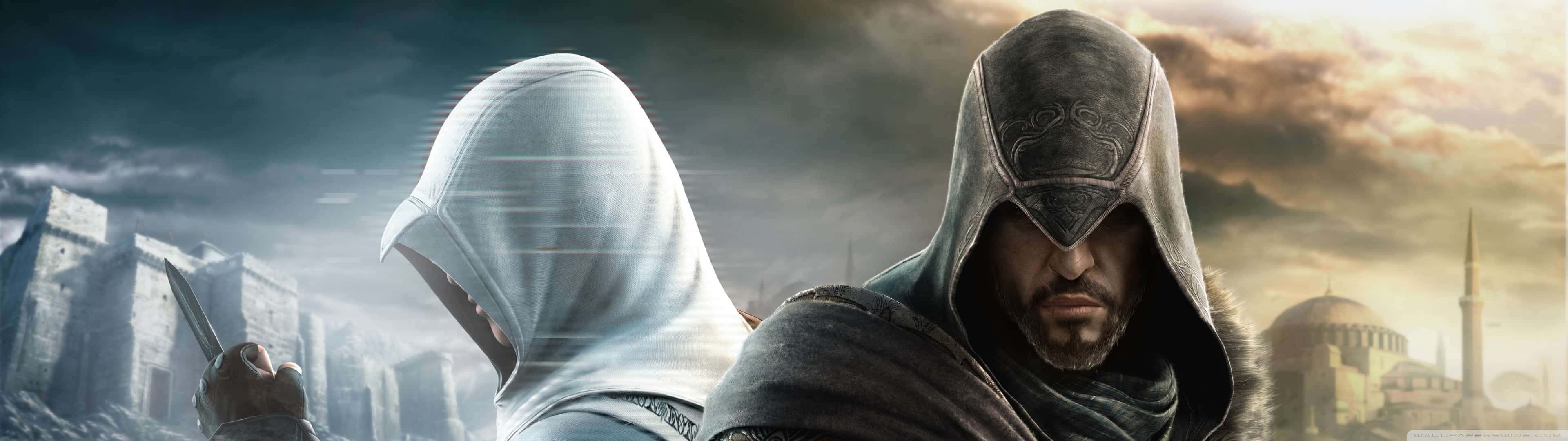 Desmond Miles 桌布 壁紙 — 兩個戴著兜帽的刺客站在一個戲劇性的城市景觀中，背後是古老的圓頂和暴風雨的天空。