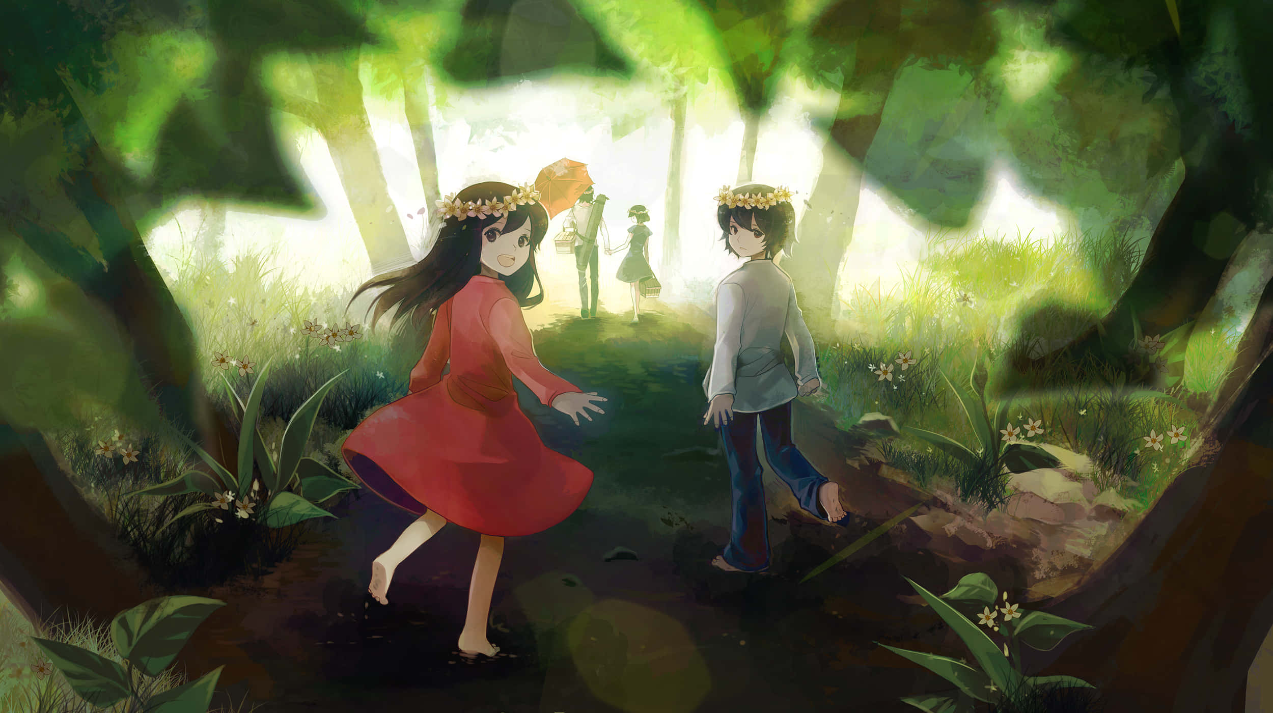 Wolf Children 桌布 壁紙 — 兩個戴著花冠的小孩穿過陽光明媚的森林空地，斑駁的綠光從高聳的樹木間篩落。