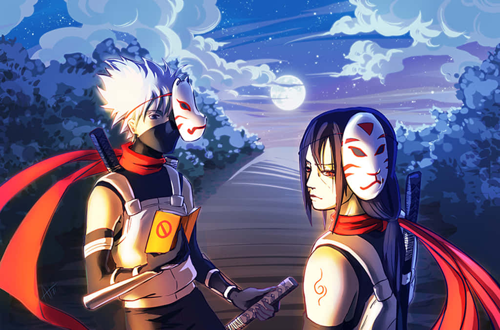 Kakashi And Itachi 桌布 壁紙 — 兩個戴面具的忍者喺月光下嘅天空，背後有旋轉嘅雲同森林小徑，面對面企喺度。