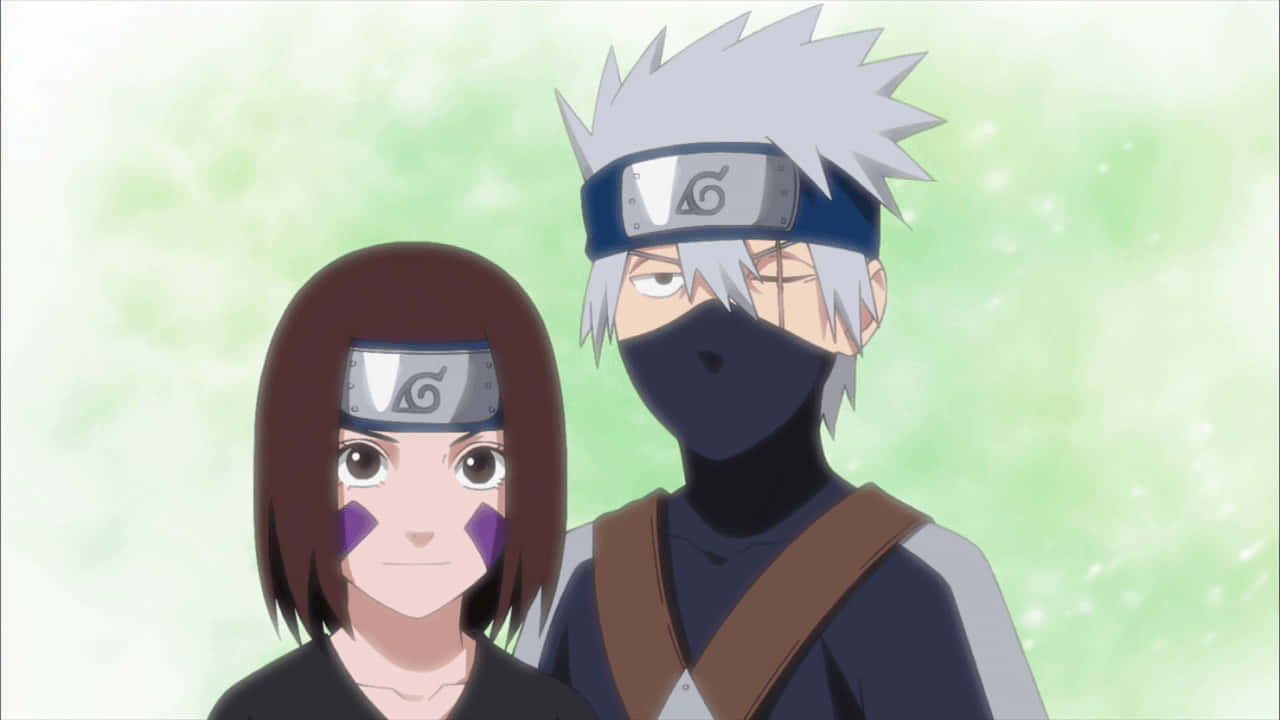 Kakashi And Rin 桌布 壁紙 — 兩個戴頭帶的動漫角色在柔和的綠色背景前緊密地站在一起。