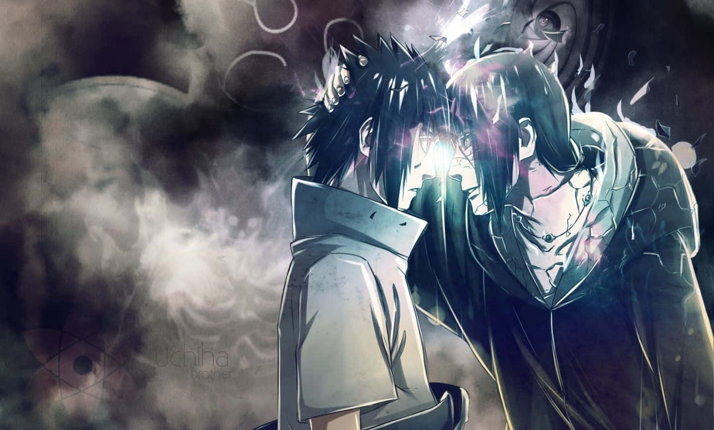 Itachi 桌布 壁紙 — 兩個擁有黑色尖刺頭髮的動漫角色在充滿煙霧的黑暗場景中對峙，周圍環繞著發光的紫色能量。
